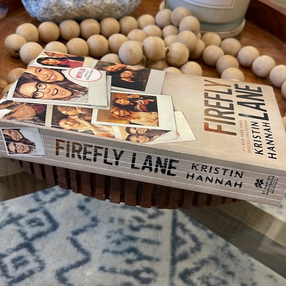 Kristin Hannah, Firefly Lane: A Novel - Picture 4 of 5